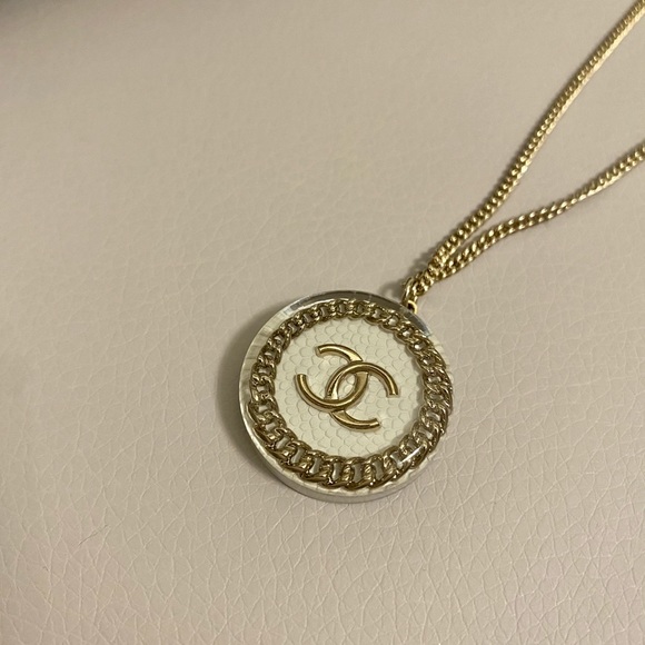 Authentic Chanel necklace, never been used - Picture 4 of 15